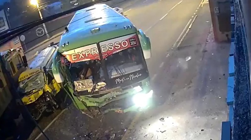 Un bus esquivó a un auto que realizaba un giro no permitido y chocó contra una furgoneta escolar. Foto: Captura