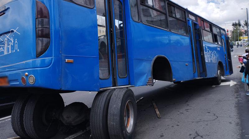 El bus se desarmó, después de que las llantas se desprendieran de la carrocería, cuando la unidad circulaba por la av. Eloy Alfaro y Granados, norte de Quito. Foto: Facebook MIkel Salazar
