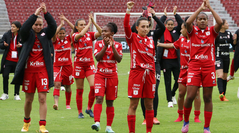 Integrantes del equipo América de Cali festejan la victoria ante Deportivo Cali durante la Copa Libertadores Femenina, en el estadio Rodrigo Paz Delgado de Quito. Foto: EFE