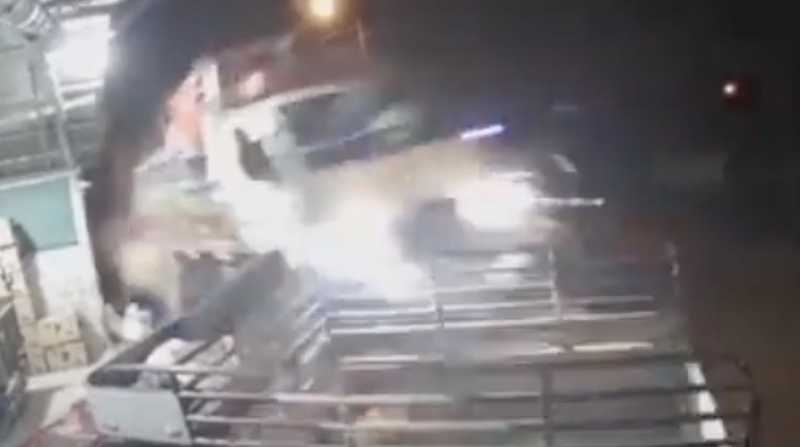 Cámaras de seguridad captaron el impacto del camión contra los otros automotores. Foto: Captura de video