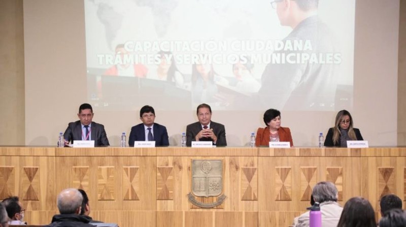 El alcalde de Quito, Santiago Guarderas junto a funcionarios dieron inicio al taller de capacitación ciudadana. Foto: Cortesía