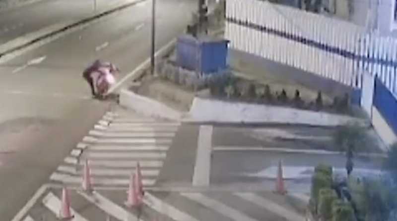 En los videos de las cámaras de seguridad se ve a Germán C. caer varias veces de su moto. Foto: Captura de video