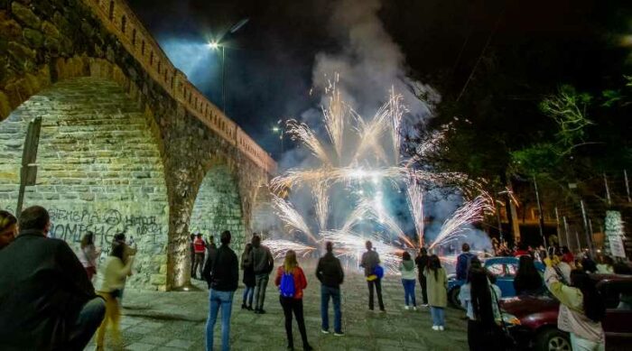 Decenas de personas disfrutan los juegos pirotécnicos y castillo en el Puente Roto. Foto: Facebook Fundación Turismo para Cuenca