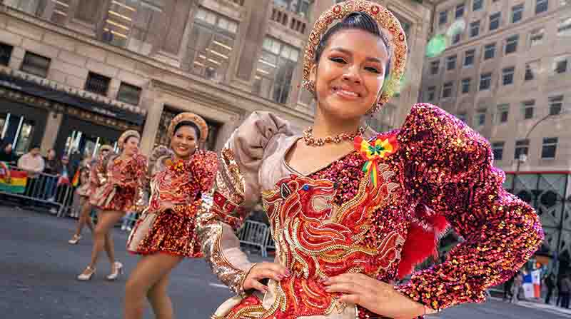 Grupo de danzantes que representan tradiciones de Bolivia recorrieron la Quinta Avenida en Nueva York. Foto: EFE