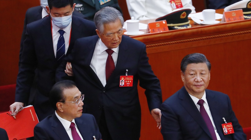 El expresidente chino, Hu Jintao, escoltado para abandonar el XX Congreso del Partido Comunista chino (PCCh), a la izquierda el presidente de China Xi Jinping. Foto: EFE