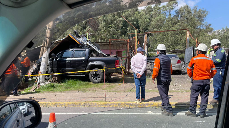 El choque de una camioneta contra postes caotizó la avenida General Rumiñahui, en sentido Quito-valle de Los Chillos. Foto: Cortesía Luis Tasambay