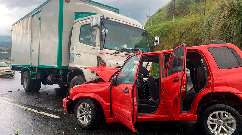 El vehículo rojo se impactó de frente con un camión. Foto: Cuerpo de Bomberos Mejía