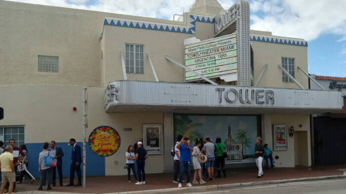 Vista de la fachada del cine Tower Theatre, inaugurado en 1926 y aún en funcionamiento, situado en el turístico barrio conocido como La Pequeña Habana en Miami, Florida (EE.UU.). Foto: EFE.