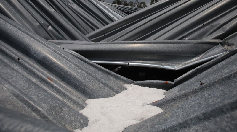 El techo de una fábrica colapsó el 12 de octubre de 2022 por la granizada en el valle de Los Chillos. Foto: Julio Estrella/ EL COMERCIO