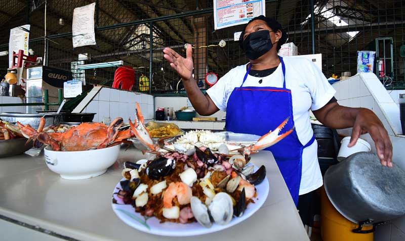 Los comedores de la Caraguay atienden de día y de noche. Isabel Macías ofrece todo tipo de mariscos. Foto: Enrique Pesantes/ EL COMERCIO