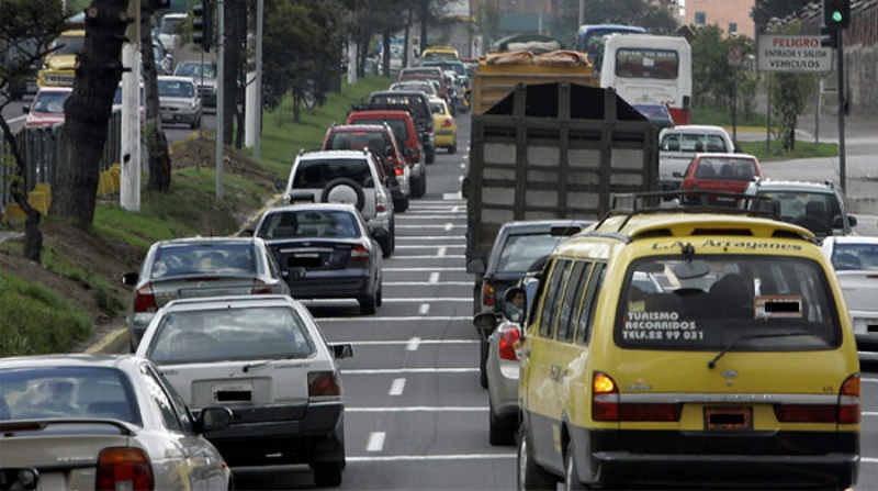 El Municipio de Quito aplicará el plan piloto de 'carril bus' en diciembre de 2022, para disminuir la congestión vehicular. Foto: Archivo EL COMERCIO