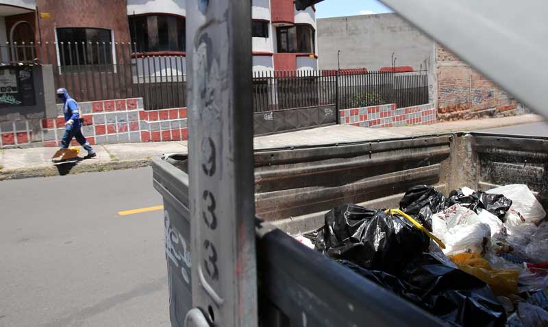 Un contenedor de basura abastece aproximadamente a 60 familias. Foto: Julio Estrella / EL COMERCIO