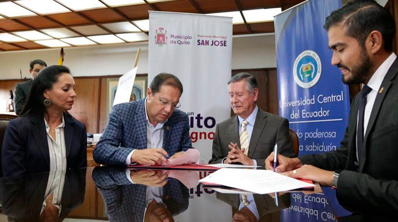 La firma del convenio entre las autoridades da paso a una guardería en la Universidad Central. Foto: QuitoInforma