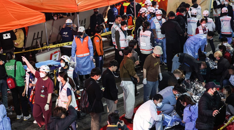 Una estampida durante las celebraciones de Halloween en el centro de Seúl ha dejado al menos 154 muertos y 133 heridos de gravedad, según ha informado el departamento de bomberos de la capital surcoreana. Foto: EFE