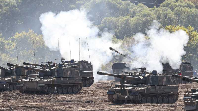Tanques surcoreanos realizan un simulacro de artillería con fuego real en un campo de entrenamiento. Foto: EFE/ YONHAP FUERA COREA DEL SUR