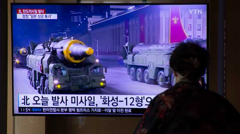 La noticia del lanzamiento del misil norcoreano en una pantalla en Seúl. Foto: EFE/EPA/JEON HEON-KYUN