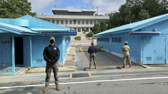 El zócalo que sirve para marcar la línea divisoria militar entre las dos Coreas luce descuidado, al igual que los escalones del edificio Panmungak, puesto que los soldados norcoreanos no han pisado la zona desde que estalló la pandemia. Foto: EFE.