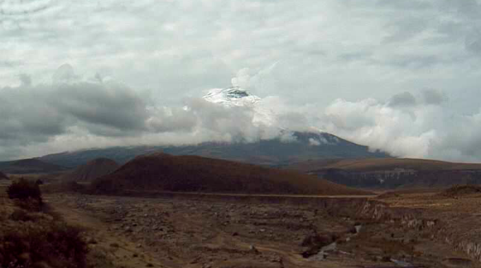 Imagen del volcán Cotopaxi durante la mañana del martes 25 de octubre del 2022. Foto: Geofísico