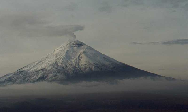 Desde Quito se ve este viernes al volcán Cotopaxi. Foto: Cortesía Foto: Instituto Geofísico / Archivo
