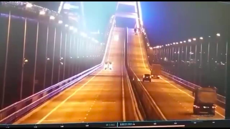 Fuerte explosión en el puente de Crimea que une Rusia con esa península. Captura video