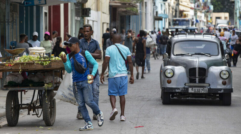 Fotografía de personas mientras caminan por una calle del centro, en La Habana (Cuba). Foto: EFE.