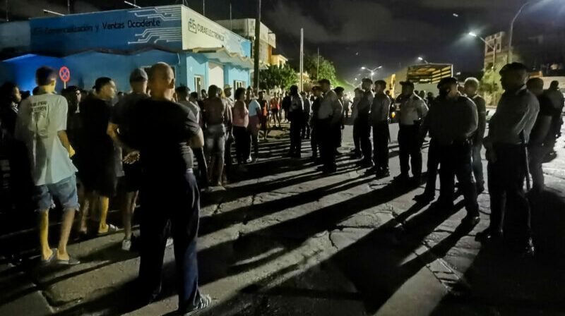 Varias personas se manifiestan exigiendo regrese la electricidad y comida, durante la noche del 30 de septiembre del 2022, en La Habana (Cuba). Foto: EFE.