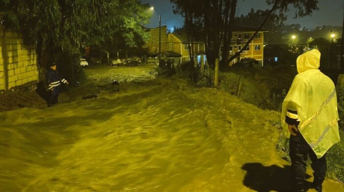 Inundaciones en avenidas por fuertes lluvias en Cuenca obligan a tomar vías alternas. Foto: Twitter Riesgos_ec