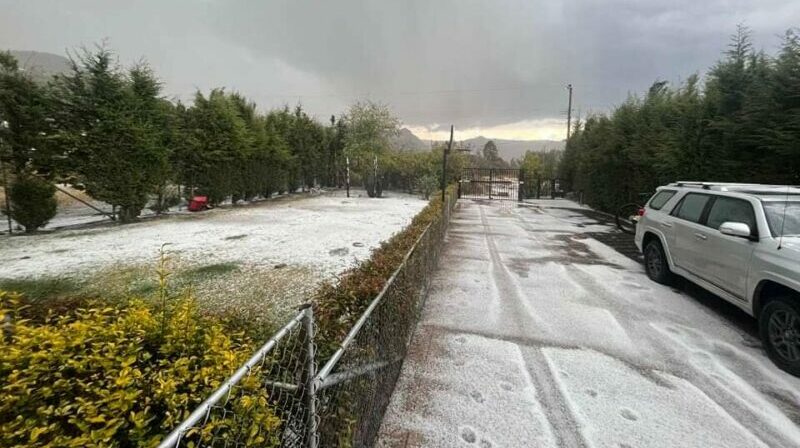 El granizo cubrió las calles del norte de Cuenca este 6 de octubre. Foto: Twitter @MishkiShimiInf1
