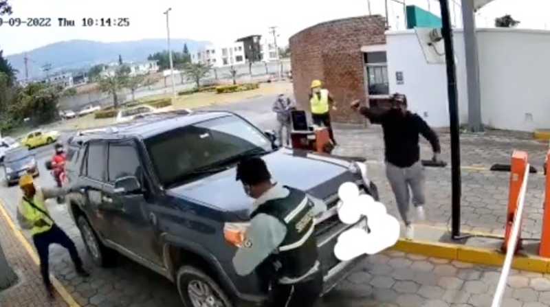 Cuatro armados roban un vehículo en Cumbayá. Foto: Captura de video