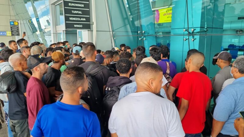 Miles de personas se concentran en la aduanas de Panamá para continuar su paso a EE.UU. Foto: EFE.