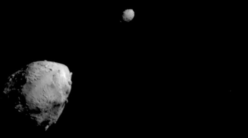 Imagen cedida por la NASA donde se muestra el asteroide Didymos (izq.) y su luna, Dimorphos (dcha.), unos 2,5 minutos antes del impacto de la nave espacial DART el 26 de septiembre. Foto: EFE/NASA