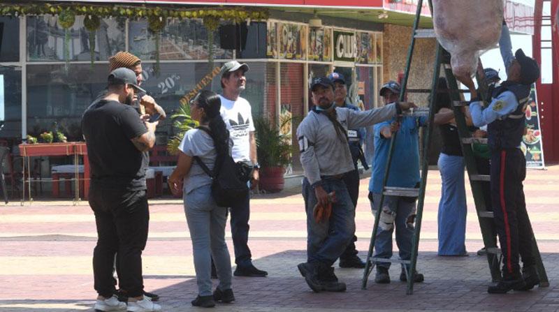 Guardias y distintas personas removieron los maniquíes que eran parte de la decoración de la Casa del Terror en Guayaquil. Foto: Captura de pantalla