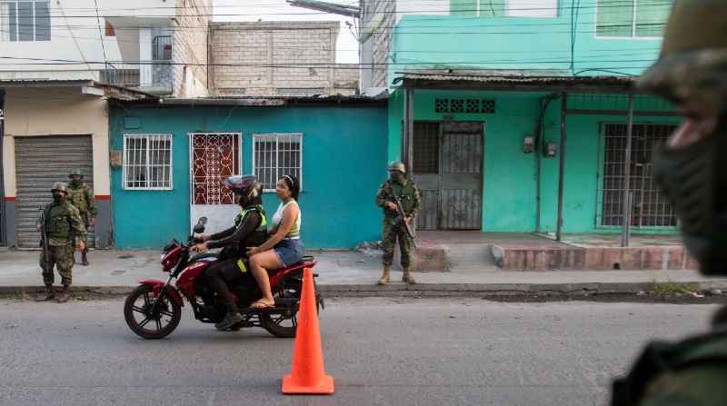 La Fuerza de Tarea Conjunta Esmeraldas realizó un patrullaje de control en este barrio de la urbe esmeraldeña. Foto: EL COMERCIO