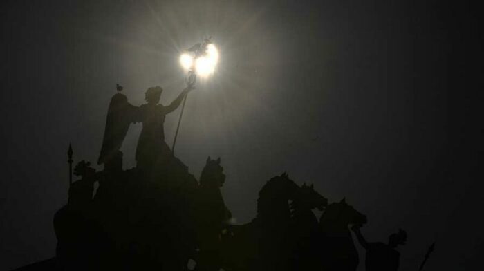 El eclipse solar parcial visto por detrás de una composición escultórica en San Petersburgo, Rusia. Foto: AFP