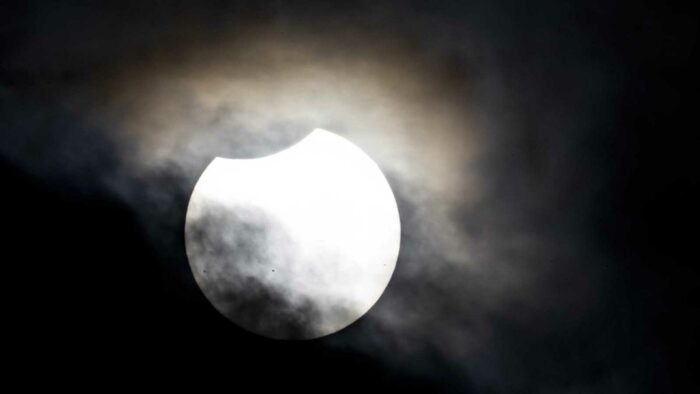 El eclipse parcial de sol, parcialmente oculto por la luna, desde Haarlem, en los Países Bajos. Foto: EFE.