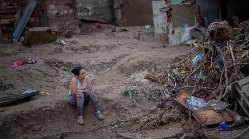 Una mujer se lamenta este 9 de octubre de 2022 tras el desbordamiento de la quebrada Los Patos, en Las Tejerías, estado Aragua (Venezuela). Algunos habitantes de Las Tejerías, en la zona central de Venezuela, recuerdan este domingo los gritos de la tragedia, mientras otros son incapaces de describir la noche del sábado 8. Foto: EFE