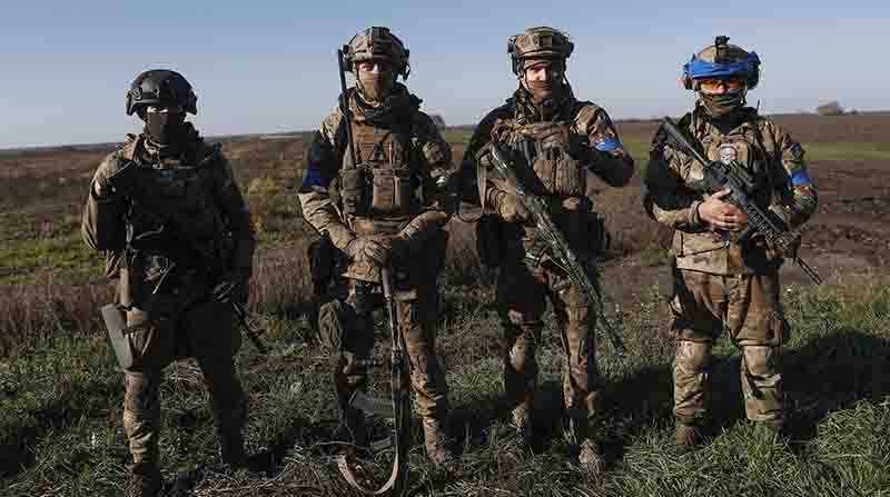 Imagen referencial. Soldados ucranianos se encuentran en un campo en las afueras de la ciudad de Kupiansk, recientemente reconquistada, al este de Jarkov, en el noreste de Ucrania, el 15 de octubre de 2022. Foto: EFE