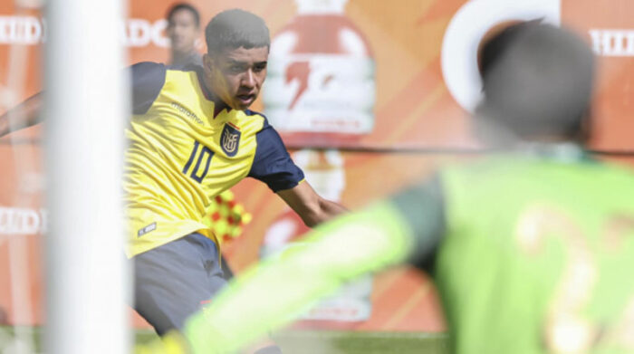 Kendry Páez con la camiseta de la selección Sub 17 de Ecuador en un amistoso. Foto: Twitter @LaTri.