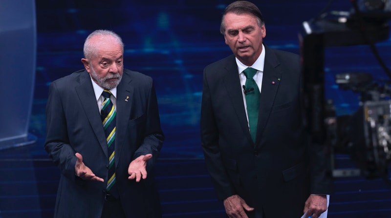 El ex mandatario progresista Luiz Inácio Lula da Silva (i) y el ultra derechista Jair Bolsonaro (d) , en una fotografía de archivo. Este 30 de octubre de 2022 se realizan las elecciones en Brasil. Foto: EFE