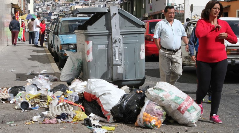 Esta imagen fue tomada en la calle Francisco Chiriboga, en Chillogallo (sur), el 28 de agosto del 2018, durante la crisis sanitaria. Foto: Archivo / El Comercio
