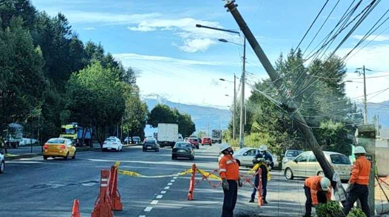 Imagen referencial. Personal de la Empresa Eléctrica de Quito ejecutan trabajos de cambio de postes. Foto: Twitter @ElectricaQuito