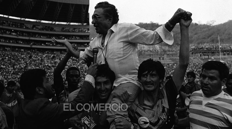 Jugadores de El Nacional levantan en hombros al DT Ernesto Guerra en el festejo del título de 1992 conseguido en el estadio Monumental de Barcelona. Foto: Archivo Histórico EL COMERCIO