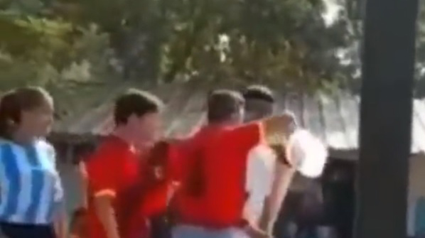 Dos niños resultaron heridos tras un accidente que se registró durante un evento en deportivo en una escuela de Durán. Foto: Captura de pantalla.