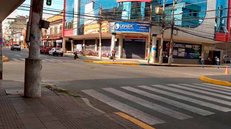 Las calles del centro de Esmeraldas lucían desoladas por el temor a enfrentamientos de bandas. Foto: Twitter @DiaEsmeraldas