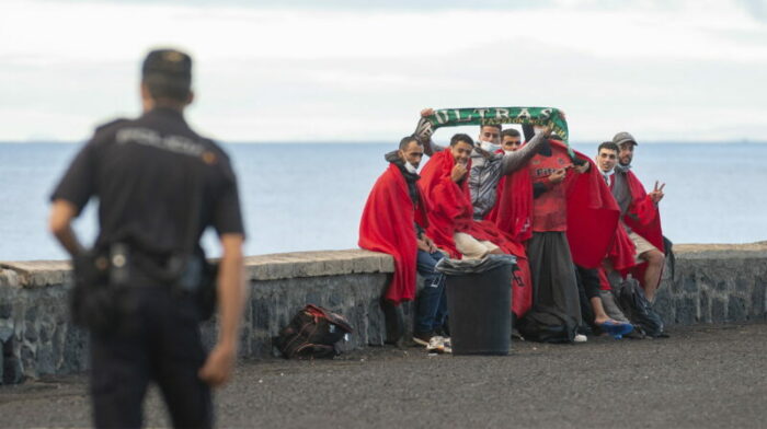Varios de los migrantes rescatados después de que Salvamento Marítimo desembarcará a 74 personas rescatadas de las dos pateras en aguas cercanas a la isla en el muelle de Arrecife (España). Foto: EFE.