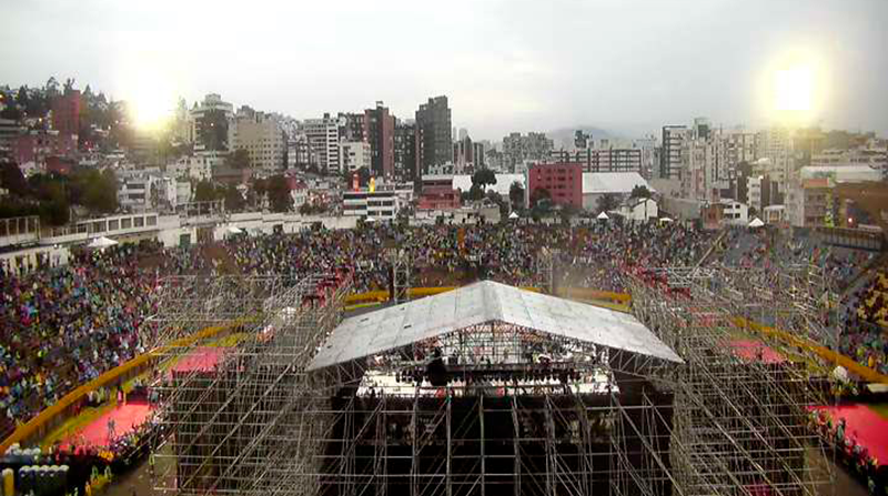 Los graderíos del estadio se empiezan a llenar para el concierto de Daddy Yankee. Foto: ECU 911