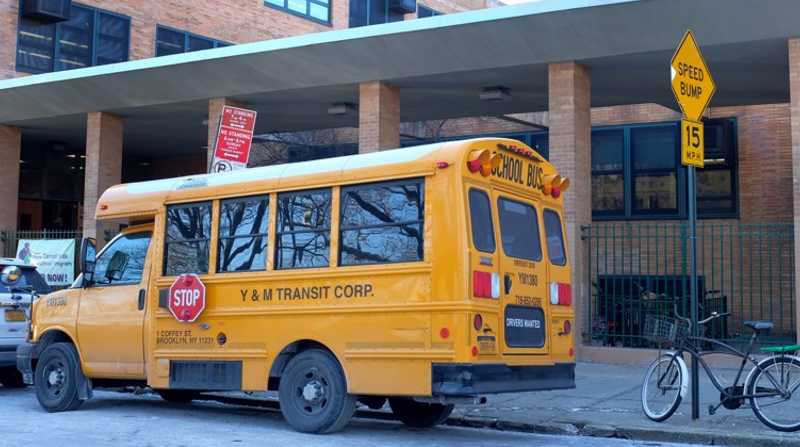 Imagen referencial. Un bus escolar estacionado frente a la entrada de una escuela pública en Nueva York. Foto: EFE / Mario Villar