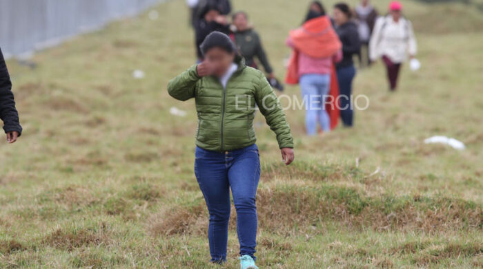 Los familiares de los internos corrieron a zonas verdes que rodean la cárcel, luego de la evacuación por los nuevos incidentes. Foto: EL COMERCIO