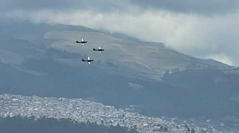 Un grupo de aviones sobrevolaron Quito durante este martes. Foto: Cortesía