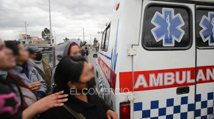 Una ambulancia se mantuvo en los exteriores de la cárcel de Cotopaxi, mientras se reportaban los enfrentamientos. Foto: EL COMERCIO
